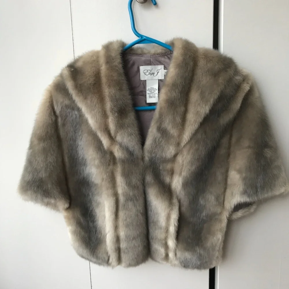 NWOT Eliza J Faux Fur Capelet - Picture 5 of 7